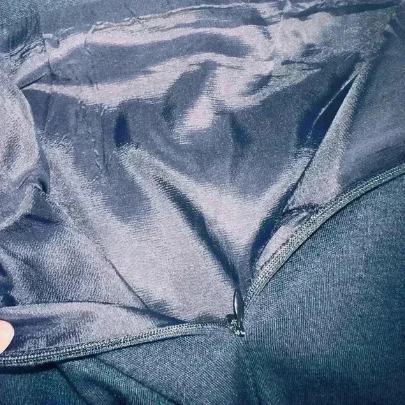 Liz Claiborne size 14 100% wool midnight blue pencil skirt.Hidden zipper, lined. - Picture 6 of 9